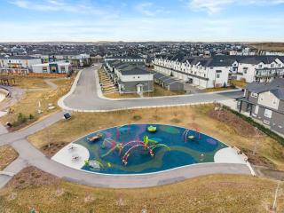 Ambleton 1BR Private Suite in NW Calgary – Queen Bed, Sofa Bed, Full Kitchen, Laundry - 6