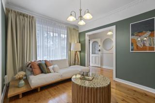 Bedford Beauty Stylish Retro Family Home with office - 4