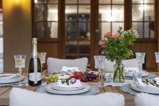 Bedford Beauty Stylish Retro Family Home with office - 2