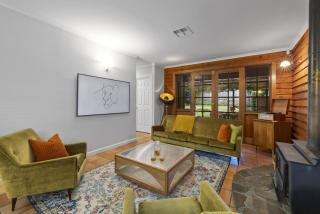 Bedford Beauty Stylish Retro Family Home with office - 8