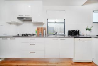 Urban Luxe Retreat 3-Level Stylish Home near CBD - 5