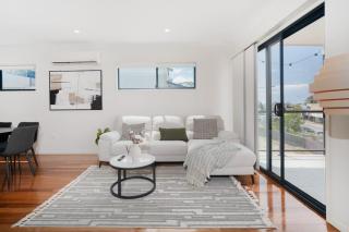 Urban Luxe Retreat 3-Level Stylish Home near CBD - 3