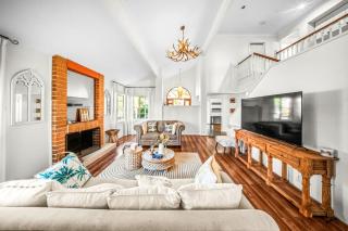 Luxe Escape Modern Family Home with Private Patio - 9