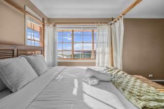 Luxe Escape Modern Family Home with Private Patio - 7