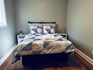 Riverview Walk to Falls Newly Renovated 6 BDRMS - 8