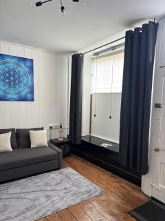 Quirky renovated apartment Glastonbury - 2