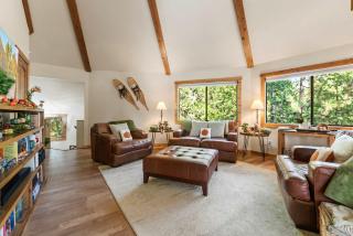 4BR Cabin near Fly-In Lake with Deck Dining & BBQ - 4