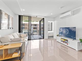 Steps from Sand: 2-Bed Beach Escape with Courtyard - 9