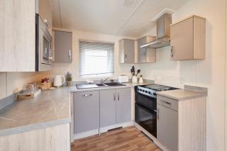 Pine Lodge with Hot Tub - 9