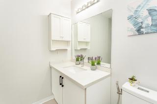 House of 3 Bed 3 Wash-Crib-King Bed-85' TV-Wrkspce - 4