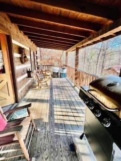 Romantic Honeymoon Hideout with Private hot tub - 5