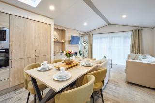 Wag Tail Lodge with Hot Tub - 1