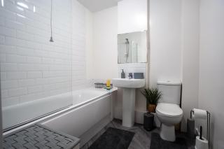 Penthouse in Central Nottingham with Hot tub and Games - 3