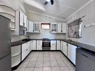 Broadway Beach Cottage - 3