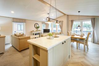 Luna Lodge with Hot Tub - 0