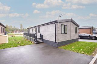 Luna Lodge with Hot Tub - 5