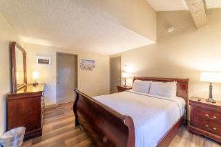 Walk to Village, 1+L/2BA; Jacuzzi, Parking, W/D - 6