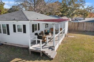 Chic Modern Cottage Near Downtown and Beaches Family - 6