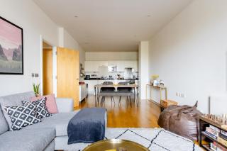 1-Bedroom Apartment Overlooking Clapham Common - 0