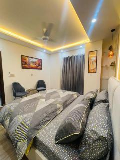 Secure 1 Bedroom Apartment in Bahria Phase 7 with Free Internet - 7