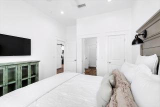 Sundance, Sleeps 18! 1 Block to Beach! Pool and spa! - 2