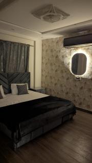 Stylish Downtown Stay - 9