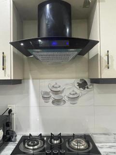 Stylish Downtown Stay - 6