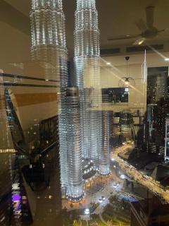 Modern 1BR Apartment with KLCC Twin Towers View - 4