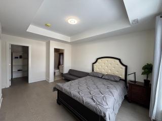 Cozy Suite in Brand New Luxury Home - 9