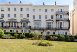 Modern One Bedroom Near the Sea - 26Marine Sq - 8