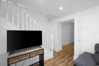 Luxury 3BR 2BA with Hot Tub & Garden by King Cross - 5