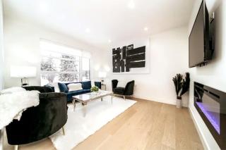 5BDRM Chic Modern Home-Hot Tub-King Bed-AC-Garage - 2