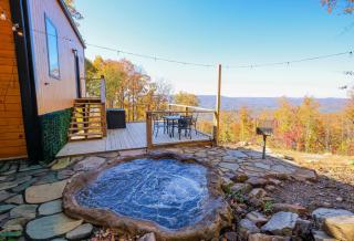 Blooming Redbud Treehouse with private hot tub - 9