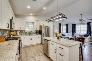 Coastal Convenience! Mt Pleasant Gem 2 Mi to Ocean - 1