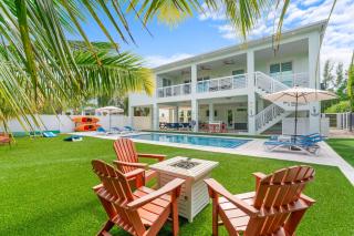 Emerald Oasis Deluxe Waterfront Gem, Heated Pool with Dock - 9