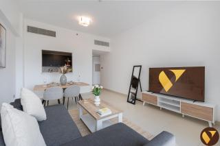 Vogue Vacation Homes, JVC Jeewar Tower near Circle Mall, One Bedroom Apartment with Balcony and Park view, Access to all Amenities - 2