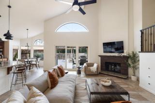 Arch Views Beautifully designed home with swimming pool table and more - 2