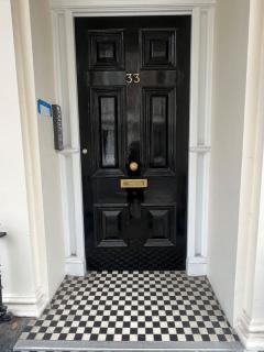 Newly refurbished - Awesome 3 bedroom Notting Hill very central with a balcony - 2