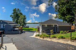 The Lake House on Myers Bay - 3-Bed 2-Bath Luxury Home with Private Pier Beach Firepit and Deck - 1