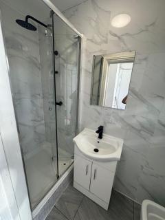 Family room in Zone 2 - 1