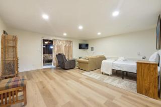 Private Spacious Full Bed Studio - 4