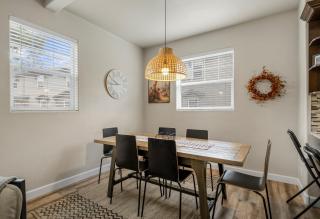 Mountain Peaks Getaway 4BR4BA Pet-Friendly Central AC Near Downtown Trails - 7