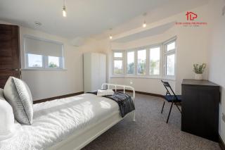 Luxury 9-Bed Contractor Home with Ensuite Rooms - 0