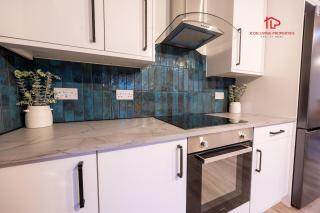 Luxury 9-Bed Contractor Home with Ensuite Rooms - 8