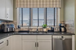 Wild Haven Retreat-HotTub-King Bed-Fireplace-BBQ - 2