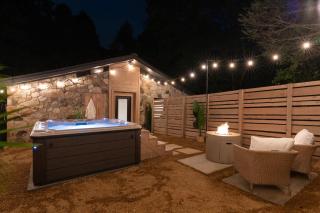 Luxury Cabin w Hot Tub Sauna Hidden Movie Room - 0