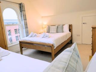 7 Bluebridge Court with Free Parking - 7