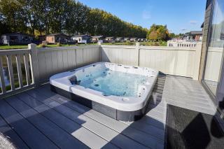 Bridgewater Lodge with Hot Tub - 2