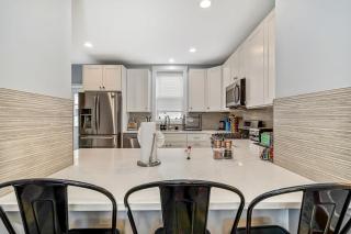 Outstanding Home Relaxing Rooftop with Patio & Grill - 5