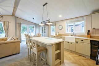 Waters Edge Lodge with Hot Tub - 1